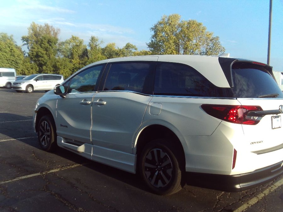 White Honda Odyssey image number 16