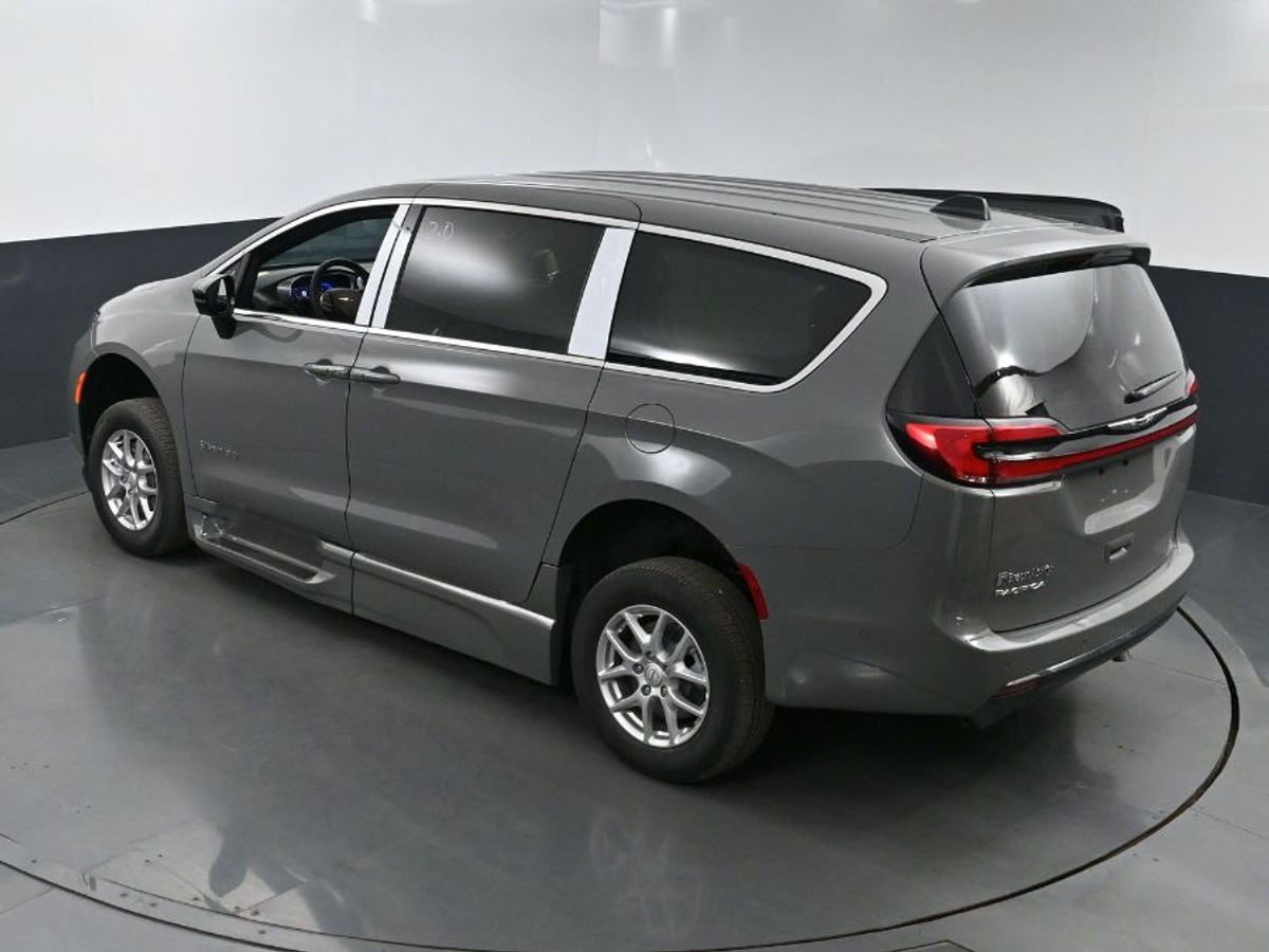 Grey Chrysler Pacifica image number 14