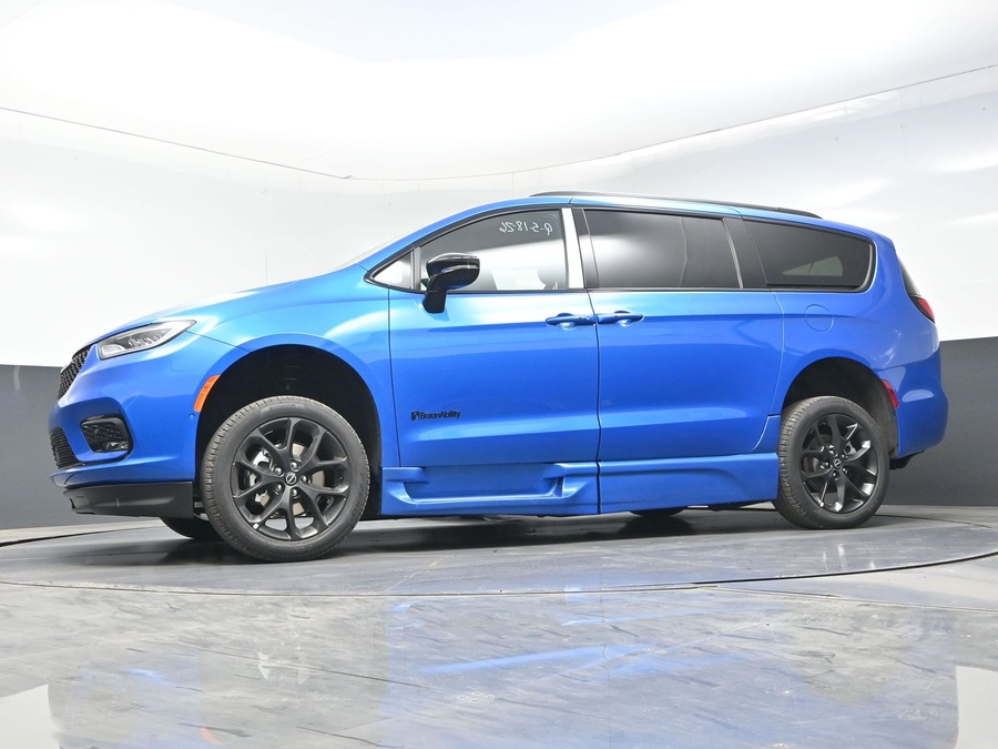 New 2026 Chrysler Pacifica Select Sport - BraunAbility Side Entry Entry Fold Out Automatic Ramp