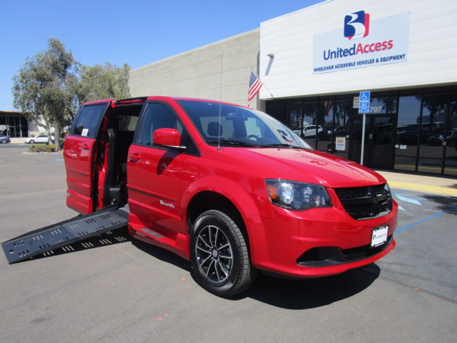 Used 2015 Dodge Grand Caravan SE - BraunAbility Side Entry Entry Fold Out Automatic Ramp
