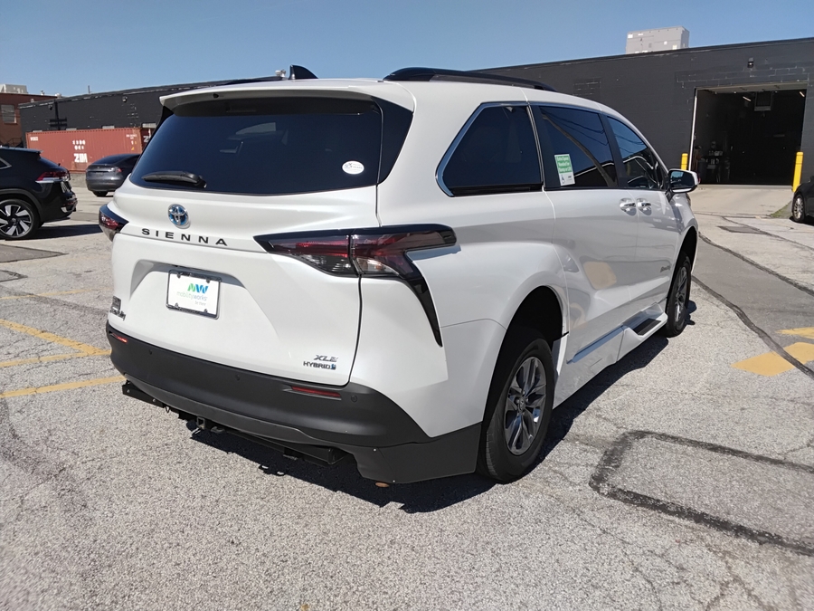 Silver Toyota Sienna image number 5