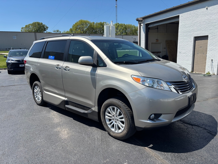 Used 2017 Toyota Sienna XLE - VMI Side Entry Entry In Floor Automatic Ramp
