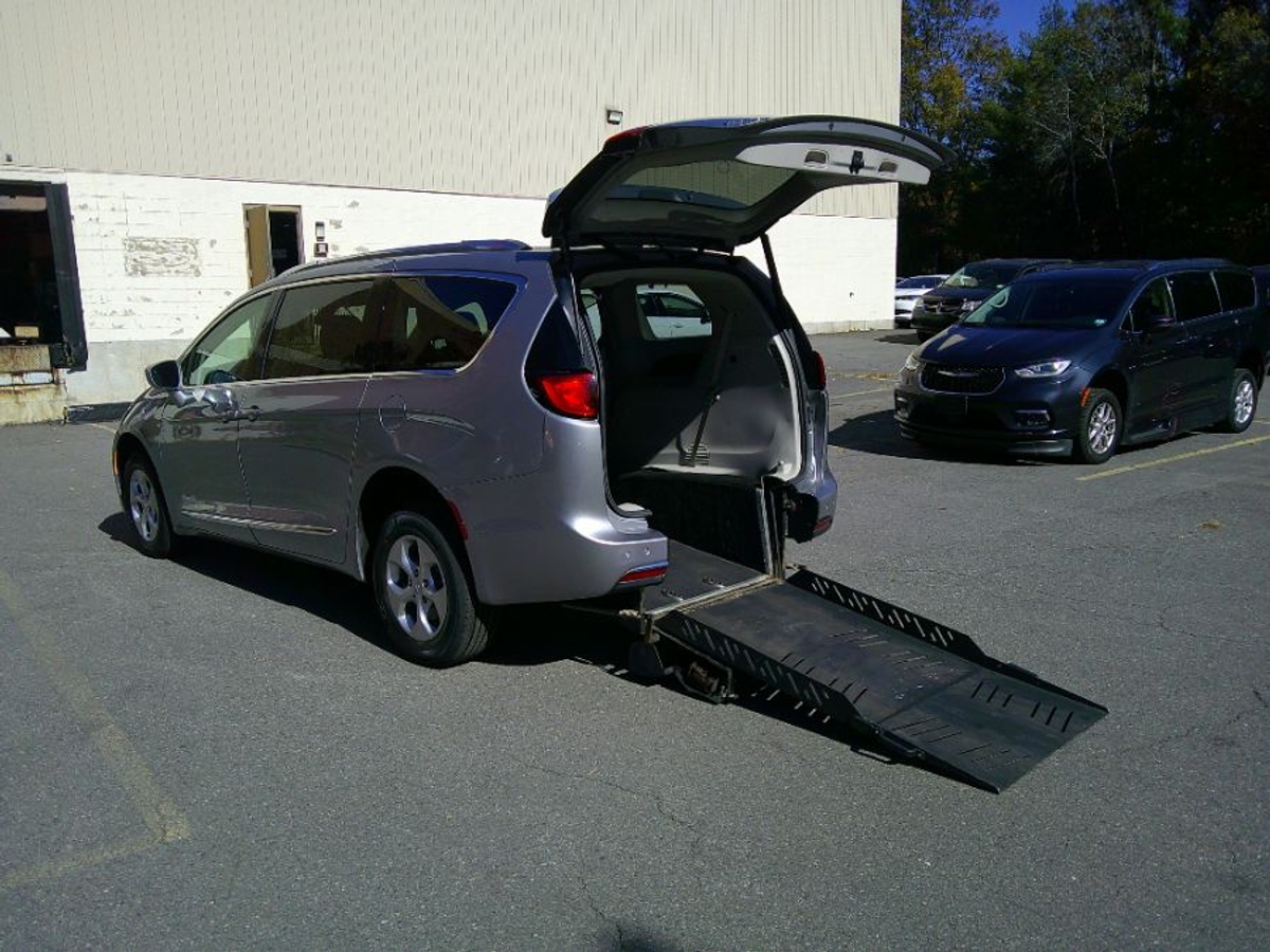2018 Chrysler Pacifica Hybrid Touring L's photo