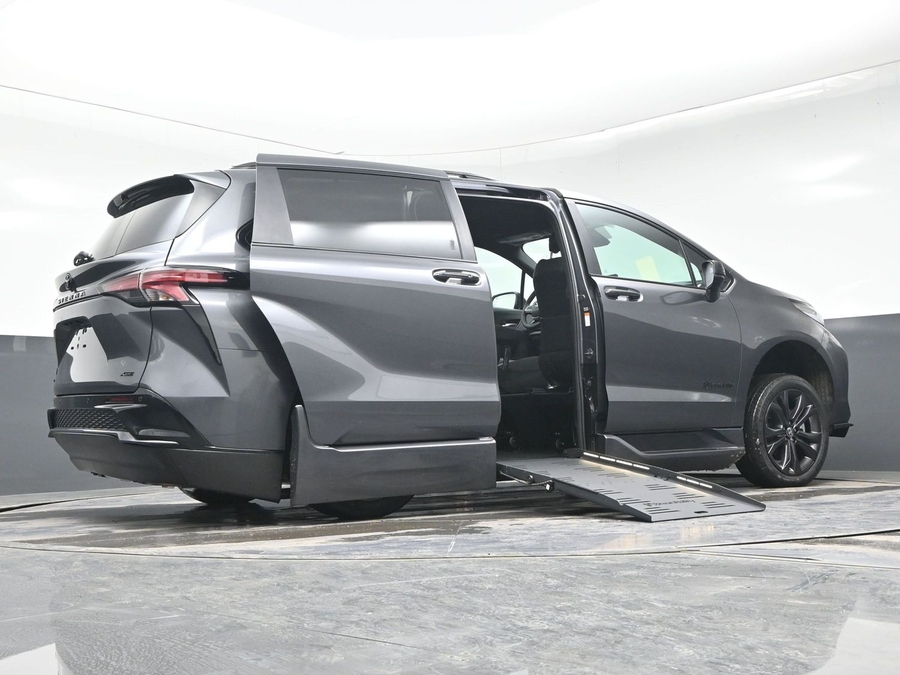 New 2025 Toyota Sienna Hybrid XSE Sport - BraunAbility Side Entry Entry Fold Out Automatic Ramp