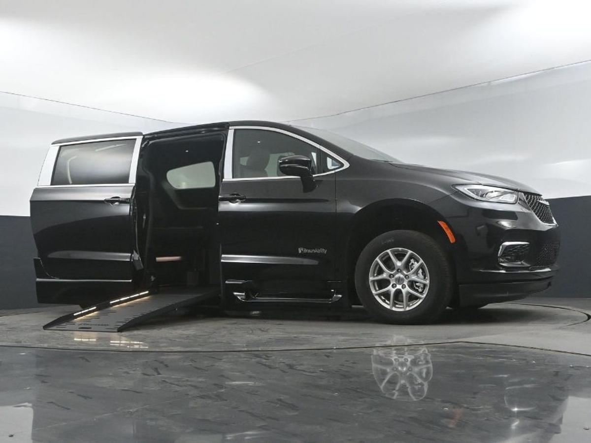 Black Chrysler Pacifica image number 18