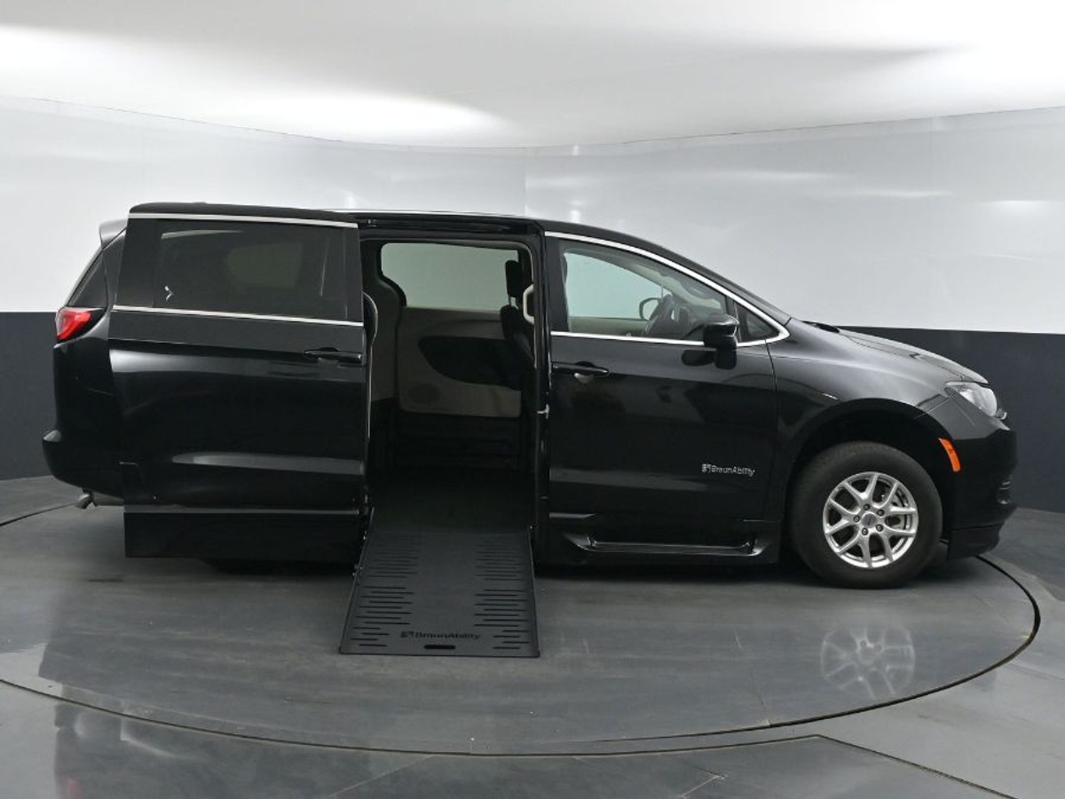 2023 CHRYSLER VOYAGER - Image 1