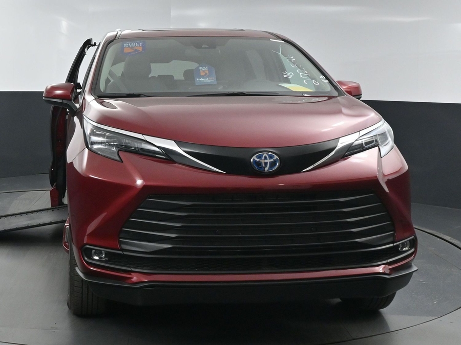 New 2025 Toyota Sienna Hybrid XLE Plus - BraunAbility Side Entry Entry In Floor Automatic Ramp