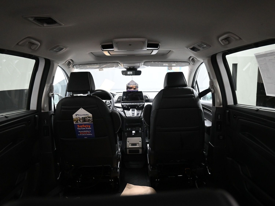 White Honda Odyssey image number 18