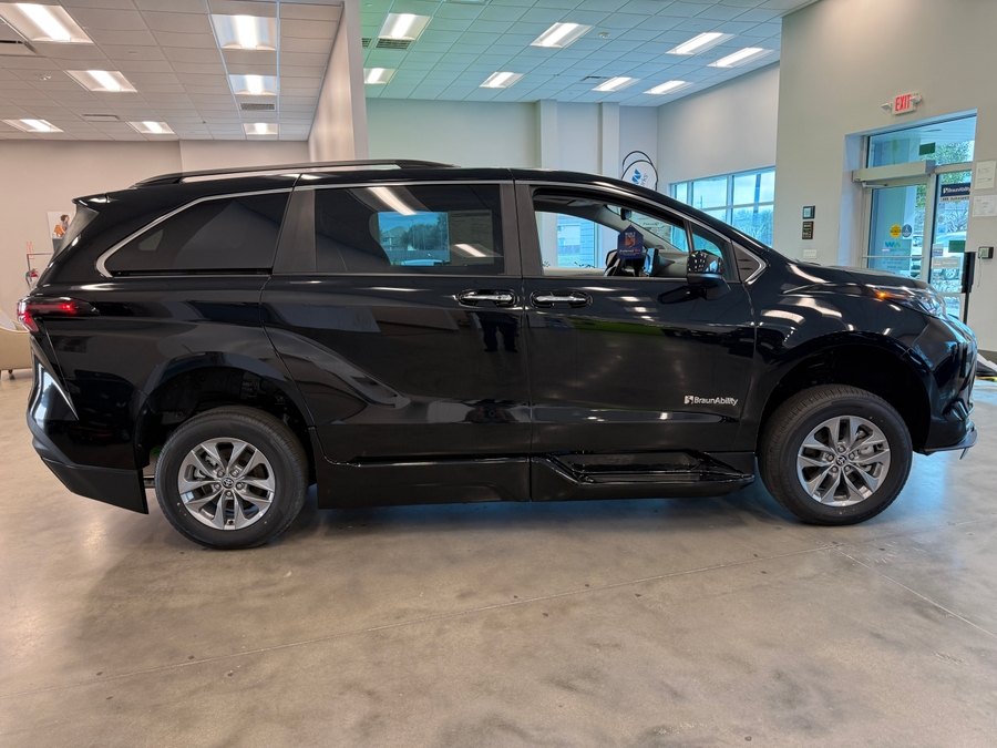 Black Toyota Sienna image number 1