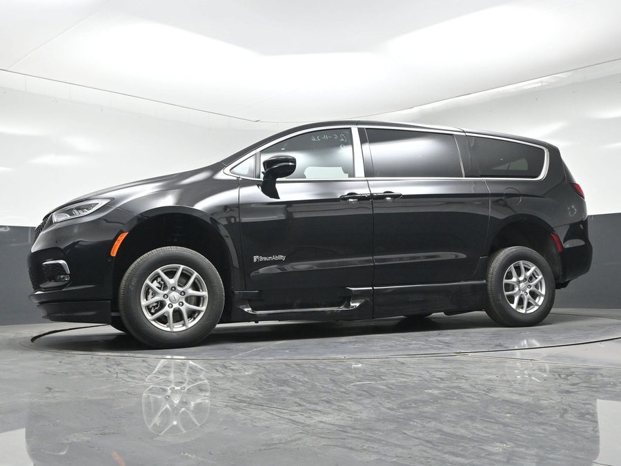 Black Chrysler Pacifica image number 16