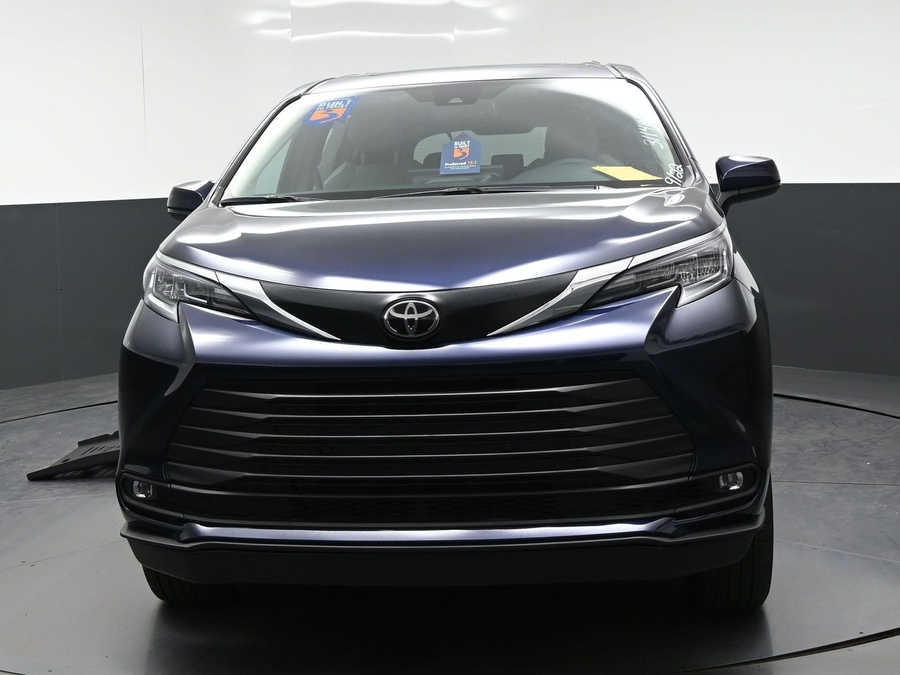 New 2026 Toyota Sienna Hybrid XLE Base - BraunAbility Side Entry Fold Out Automatic Ramp