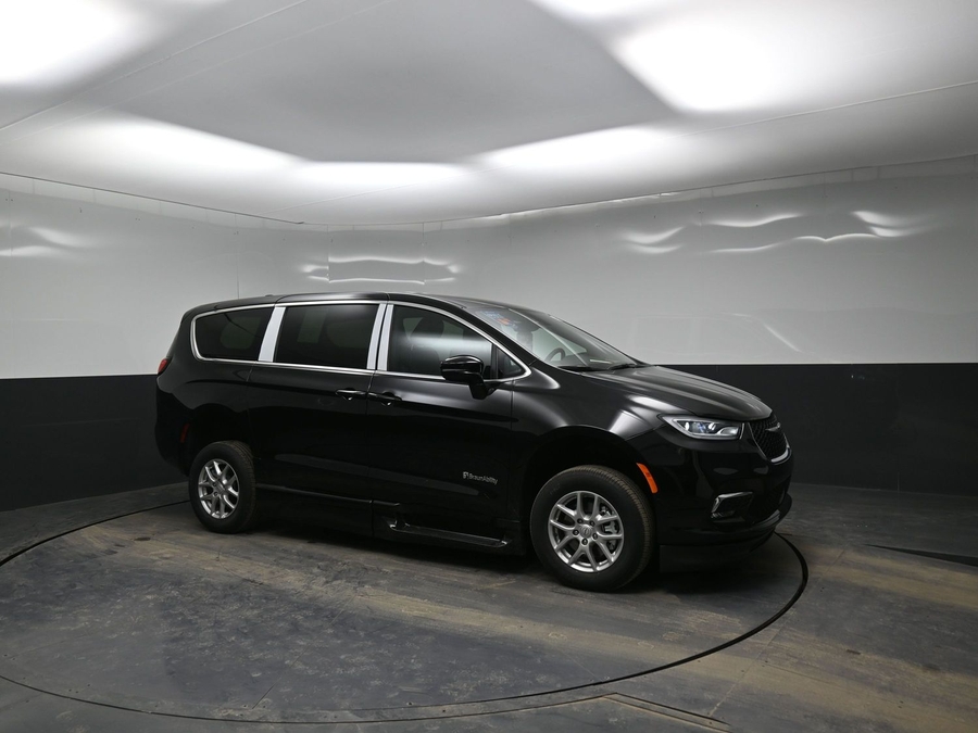 Black Chrysler Pacifica image number 14