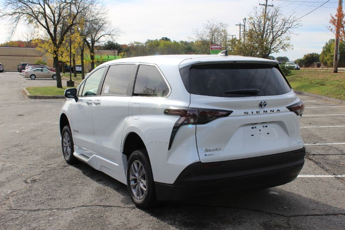 2025 TOYOTA SIENNA - Image 8