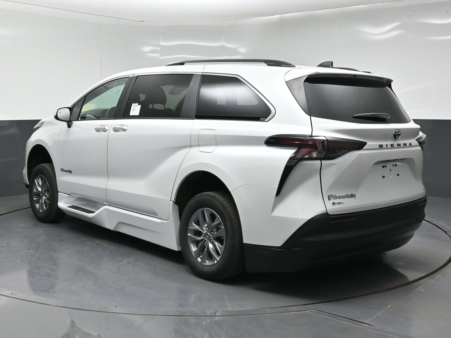 New 2026 Toyota Sienna Hybrid XLE Base - BraunAbility Side Entry Fold Out Automatic Ramp