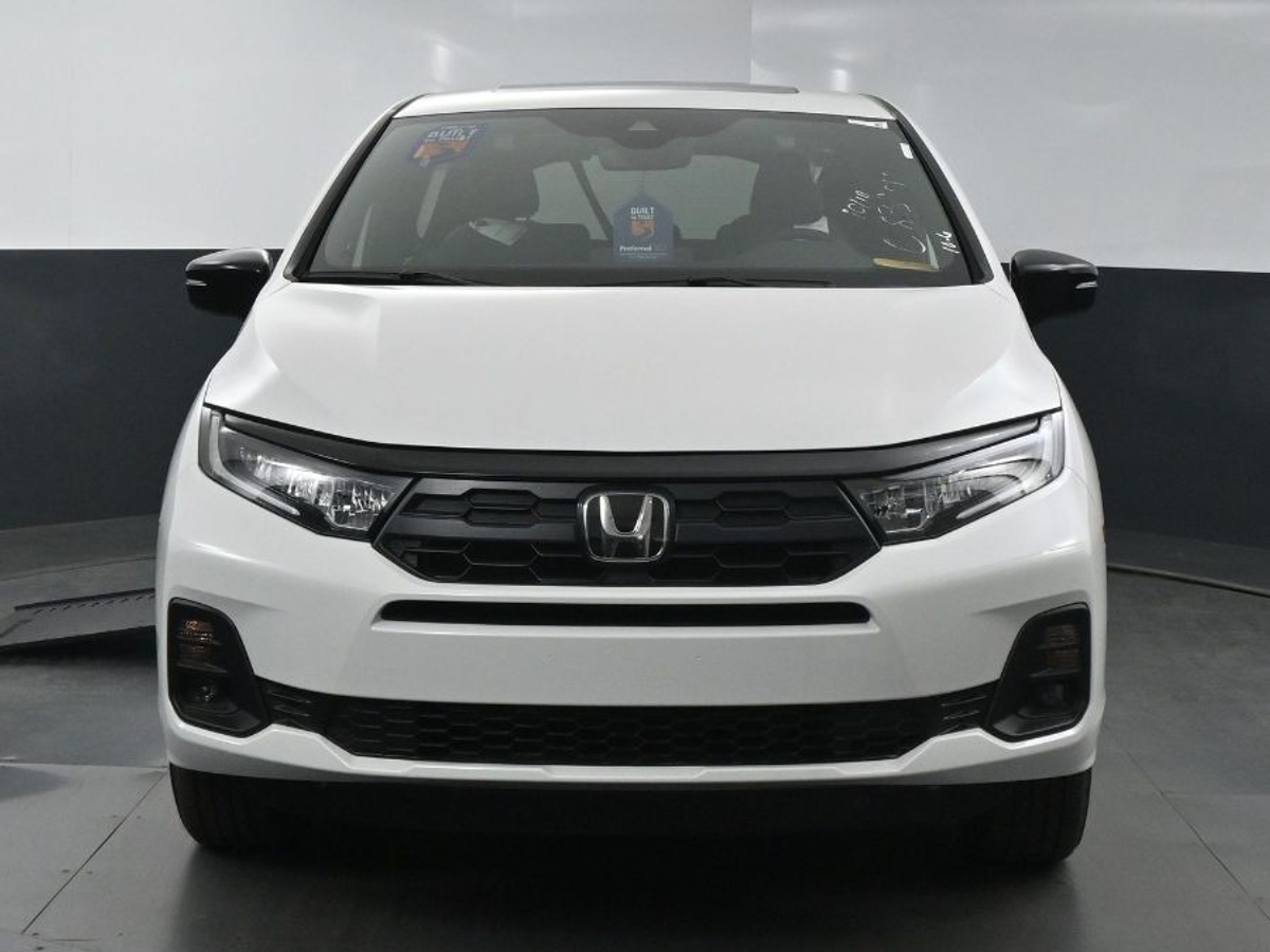 White Honda Odyssey image number 1