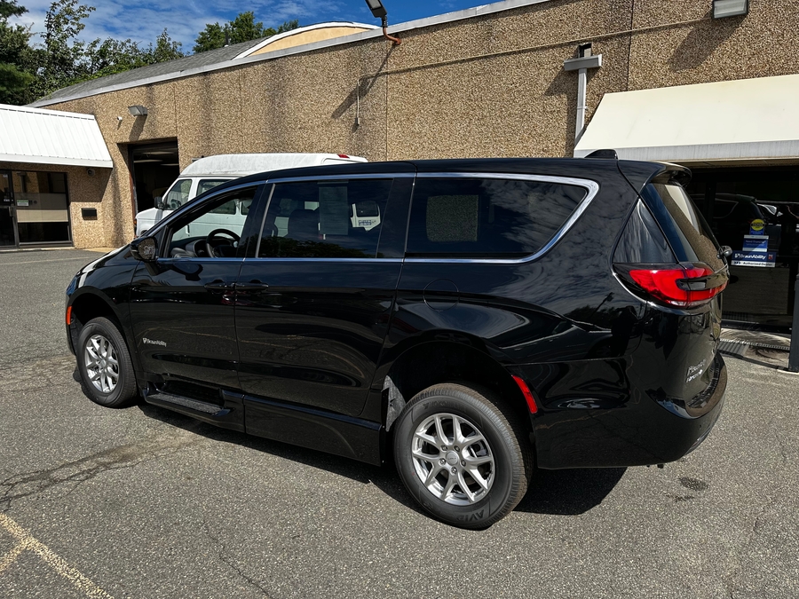 Black Chrysler Pacifica image number 32