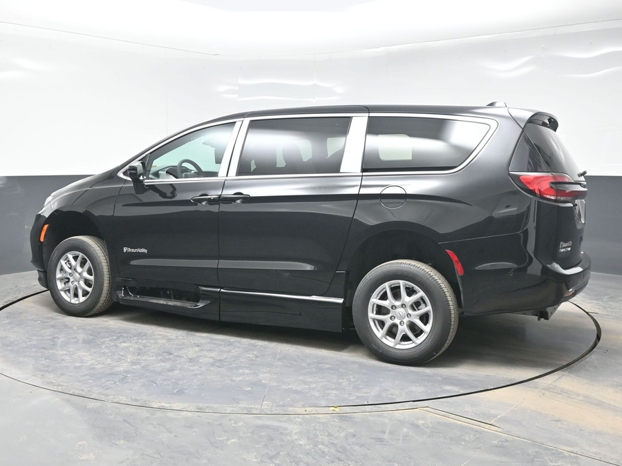 Black Chrysler Pacifica image number 3
