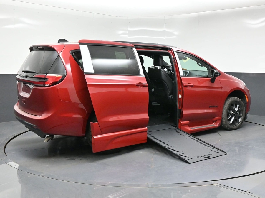 New 2026 Chrysler Pacifica Select Sport - BraunAbility Side Entry In Floor Automatic Ramp