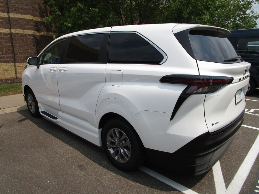 White Toyota Sienna image number 5