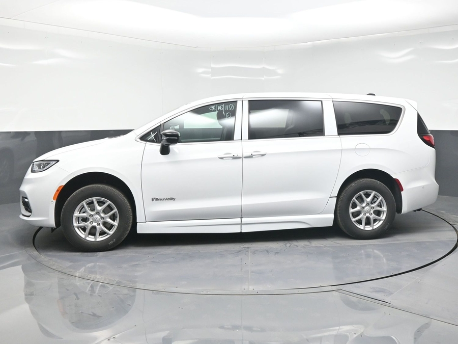 White Chrysler Pacifica image number 3