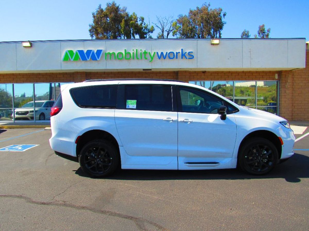 White Chrysler Pacifica image number 4