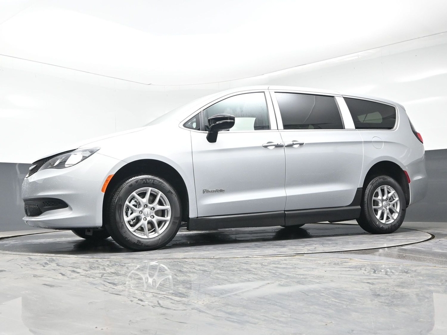 Silver Chrysler Voyager image number 16