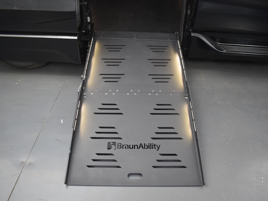 New 2025 Toyota Sienna Hybrid XLE Base - BraunAbility Side Entry Entry Fold Out Automatic Ramp