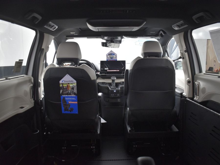 New 2025 Toyota Sienna Hybrid Platinum - BraunAbility Side Entry Entry Fold Out Automatic Ramp