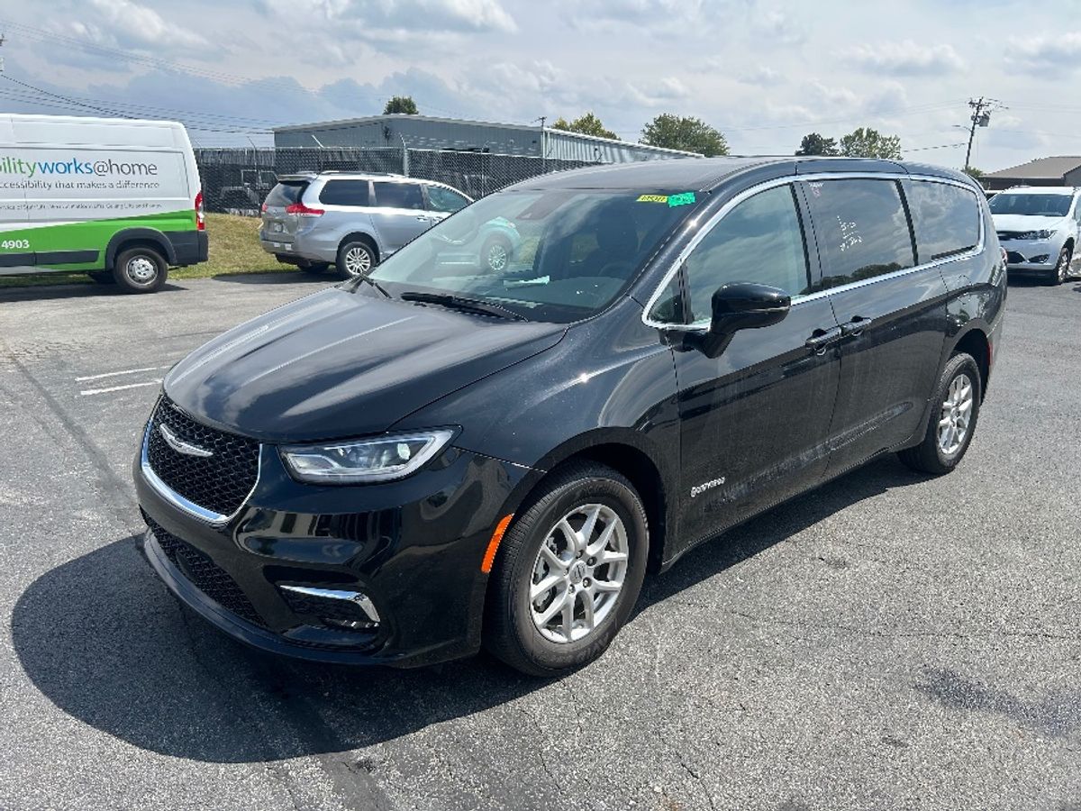 Black Chrysler Pacifica image number 3