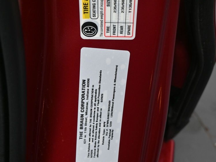 Red Honda Odyssey image number 14