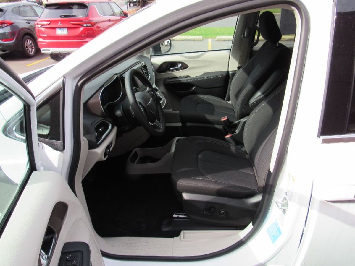 2024 CHRYSLER VOYAGER - Image 2