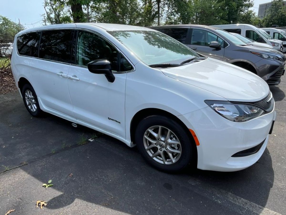 White Chrysler Voyager image number 12
