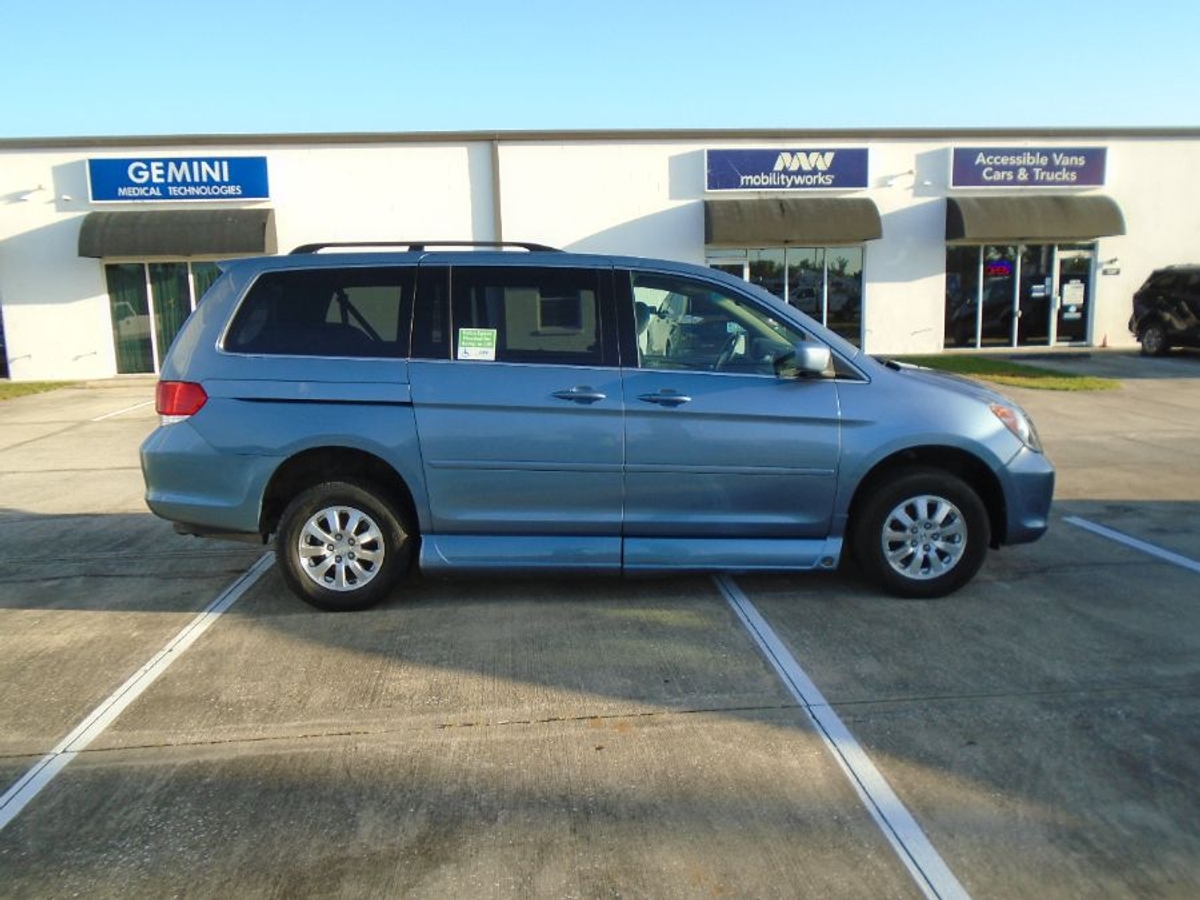 Blue Honda Odyssey image number 8