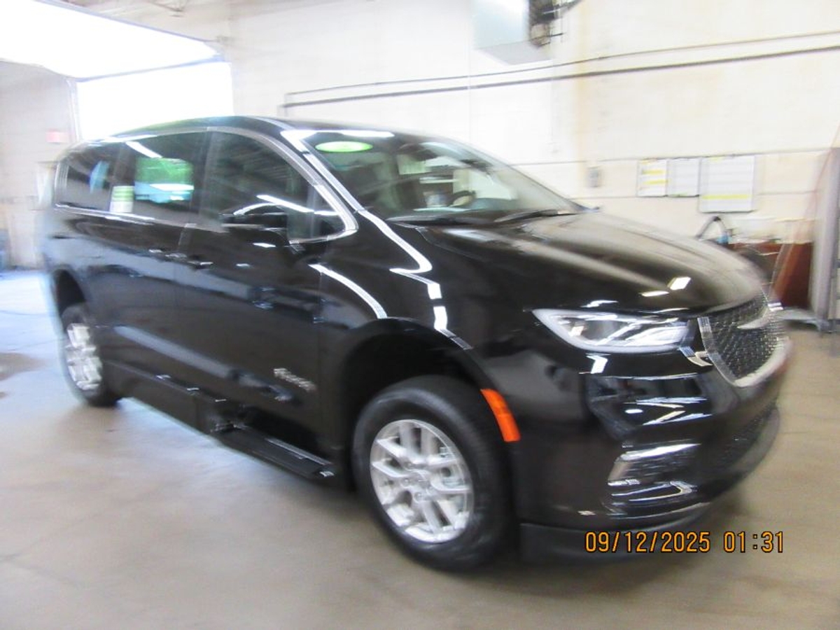 Black Chrysler Pacifica image number 15