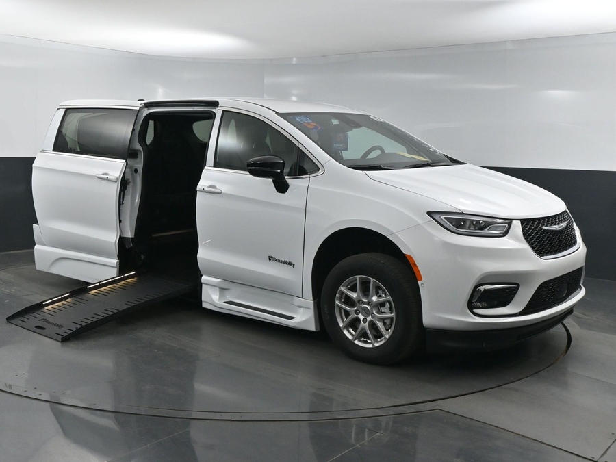 New 2025 Chrysler Pacifica Select Safety - BraunAbility Side Entry Entry Fold Out Automatic Ramp