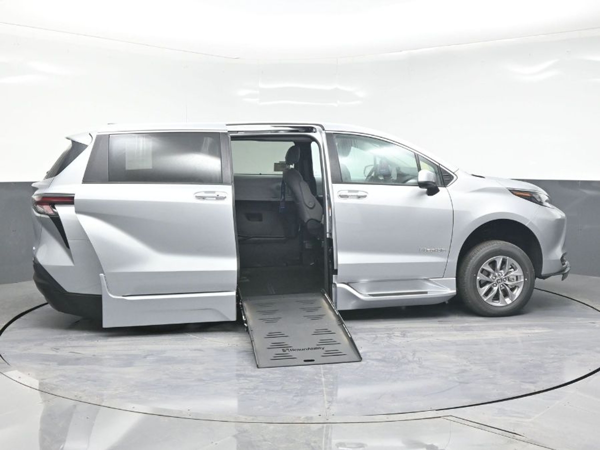 Silver Toyota Sienna image number 7