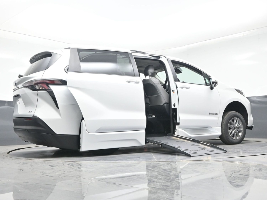 New 2026 Toyota Sienna Hybrid XLE Base - BraunAbility Side Entry Entry Fold Out Automatic Ramp