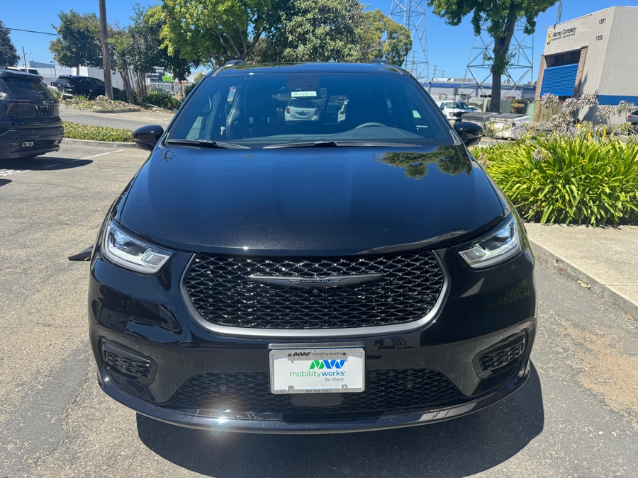 Black Chrysler Pacifica image number 1