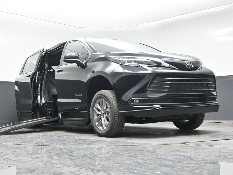New 2026 Toyota Sienna Hybrid XLE Base - BraunAbility Side Entry Entry Fold Out Automatic Ramp