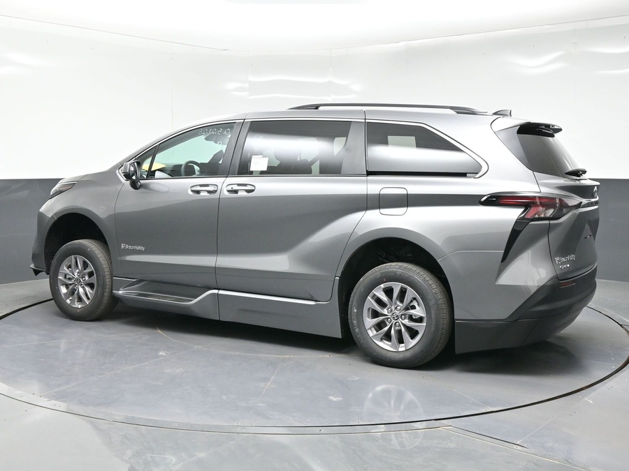 New 2026 Toyota Sienna Hybrid XLE Base - BraunAbility Side Entry Entry Fold Out Automatic Ramp
