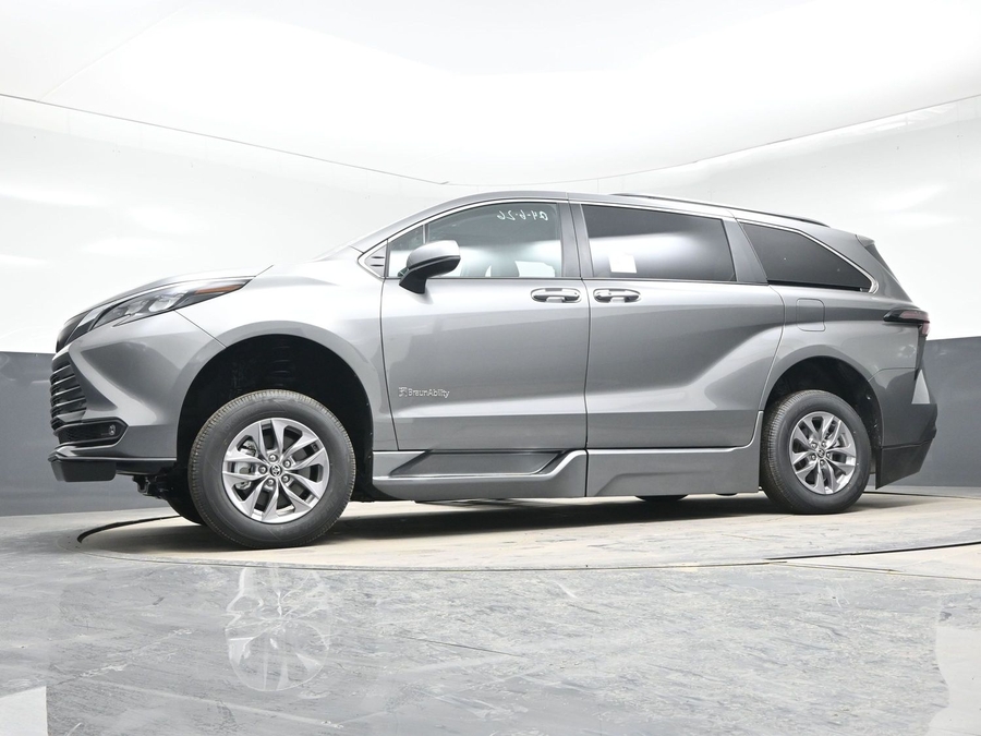 Grey Toyota Sienna image number 16