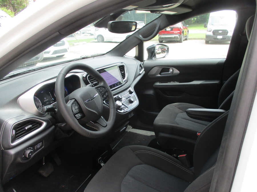White Chrysler Pacifica image number 4