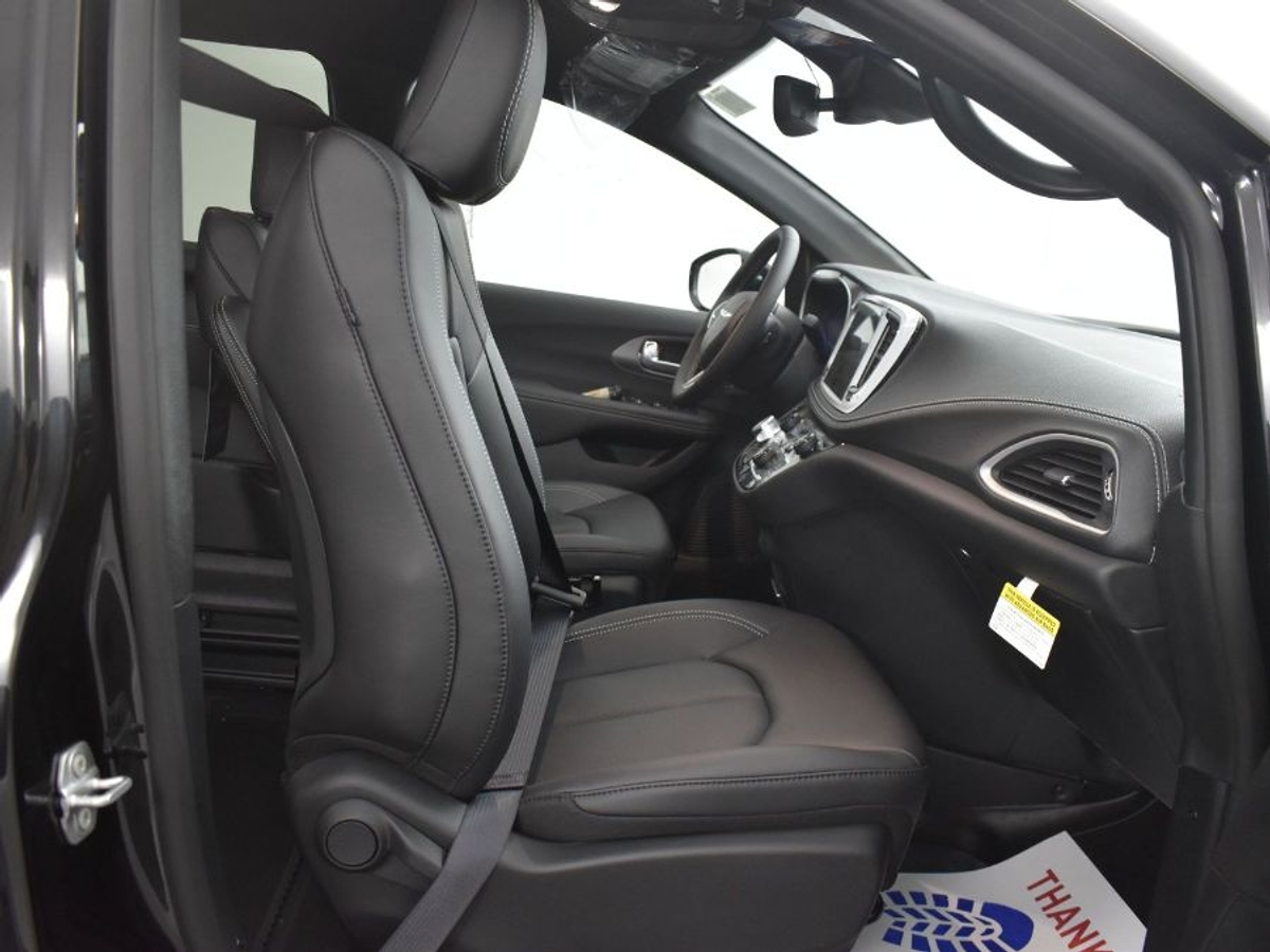 2025 CHRYSLER PACIFICA - Image 9