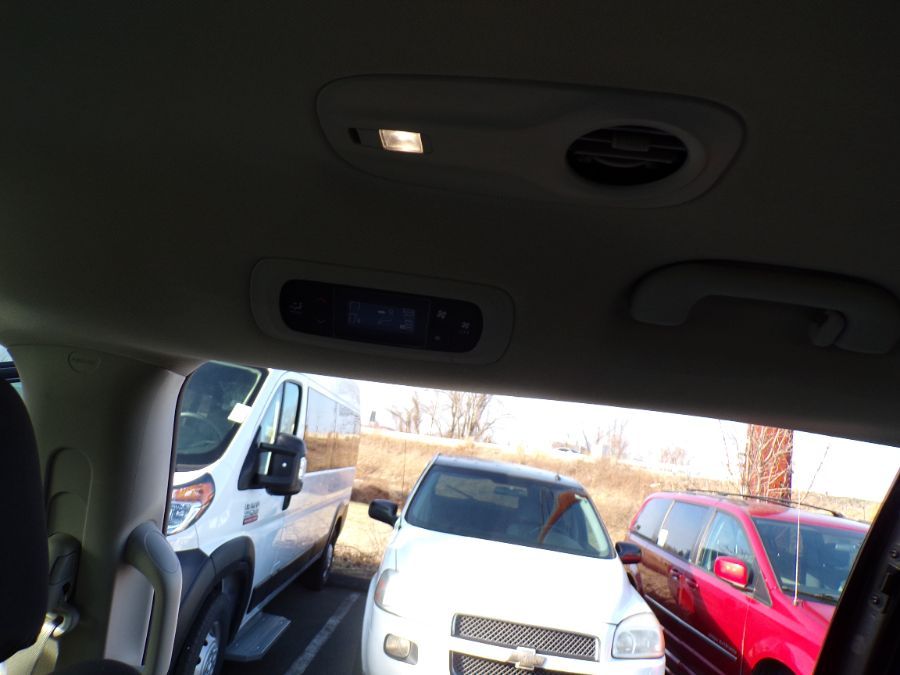 2022 CHRYSLER VOYAGER - Image 11