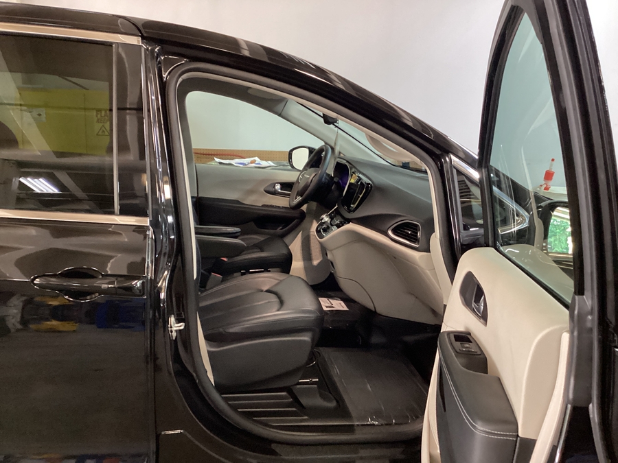 Número de imagen Chrysler Pacifica negro 2
