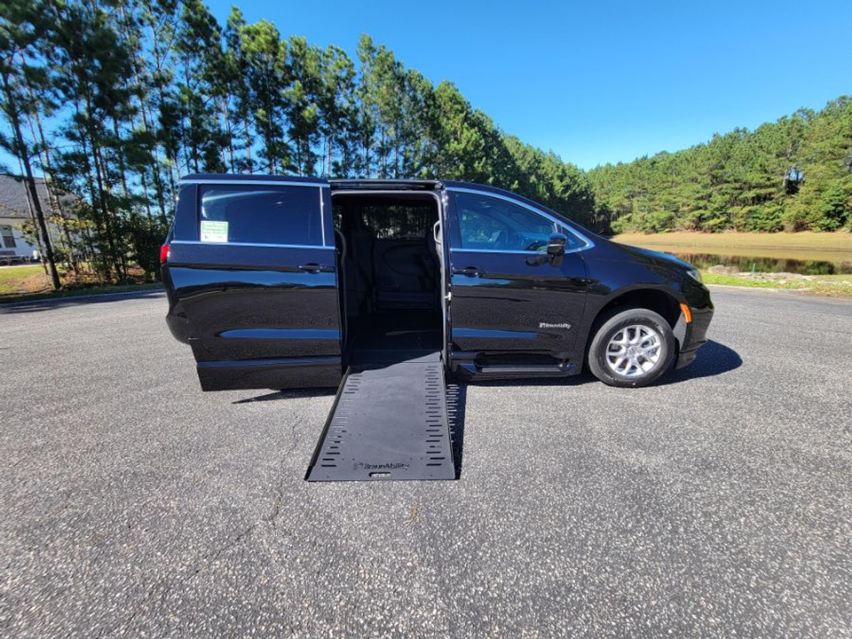 2025 Chrysler Pacifica Select's photo