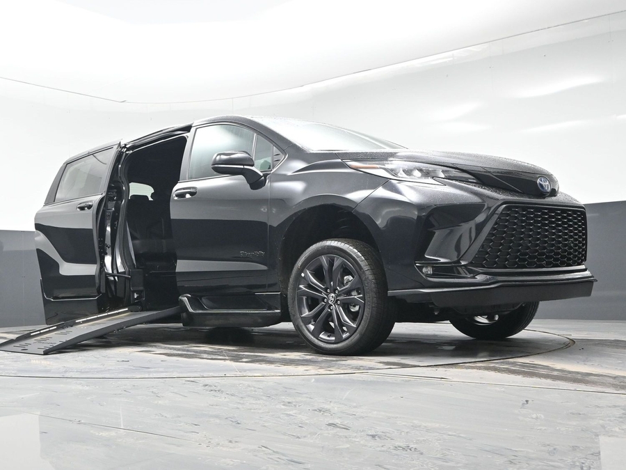 New 2025 Toyota Sienna Hybrid XSE Sport - BraunAbility Side Entry Entry Fold Out Automatic Ramp