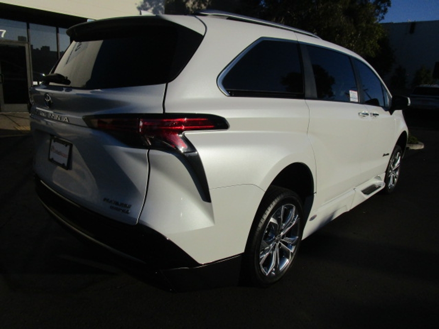 Used 2024 Toyota Sienna Hybrid Platinum - BraunAbility Side Entry Entry Fold Out Automatic Ramp