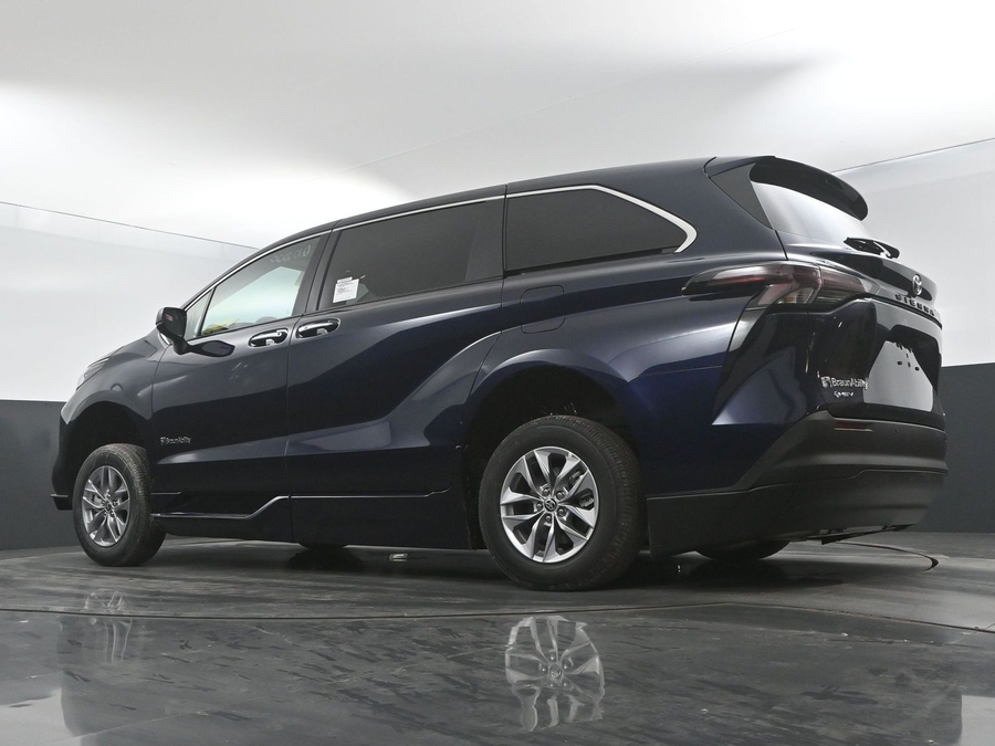New 2025 Toyota Sienna Hybrid XLE Base - BraunAbility Side Entry Entry Fold Out Automatic Ramp