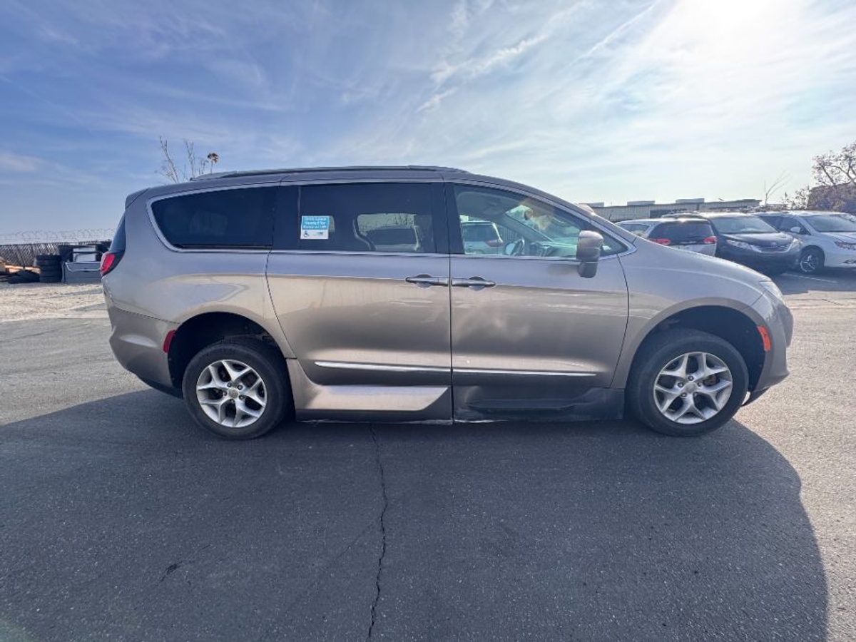 2018 CHRYSLER PACIFICA - Image 1